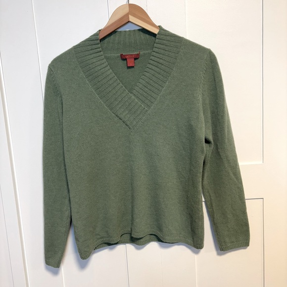 Saffron 100% Cashmere Green V Neck Sweater—Beautiful!! Soft & Warm—EUC—Small - Picture 1 of 6